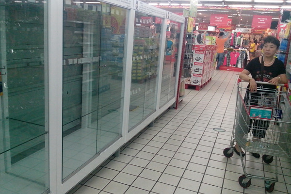 Shop owners in Beijing say they have been told by police to remove knives from shelves after one person was killed in a stabbing incident at this Carrefour supermarket in Beijings Xicheng district. [ WANG TIAN / FOR CHINA DAILY]