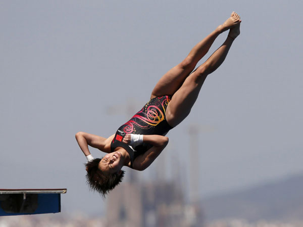 China's Chen Ruolin performs a dive at the women's 10m platform semifinal during the World Swimming Championships at the Montjuic municipal pool in Barcelona, July 24, 2013. [Photo/Agencies]
