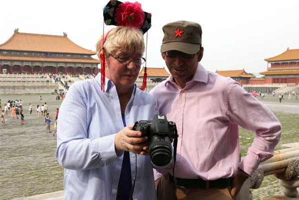 Evelyne De Bruyne (left), a European Union official, visits the Forbidden City with a friend as part of a training program for EU employees to learn Mandarin and the Chinese culture.[Geng Feifei/China Daily]