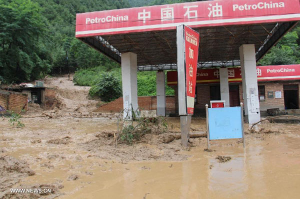 File photo taken on July 25, 2013 shows a flooded gas station at Niangniangba Town of Qinzhou District in Tianshui City, northwest China's Gansu Province. (Xinhua File Photo/Ren Hengfeng)