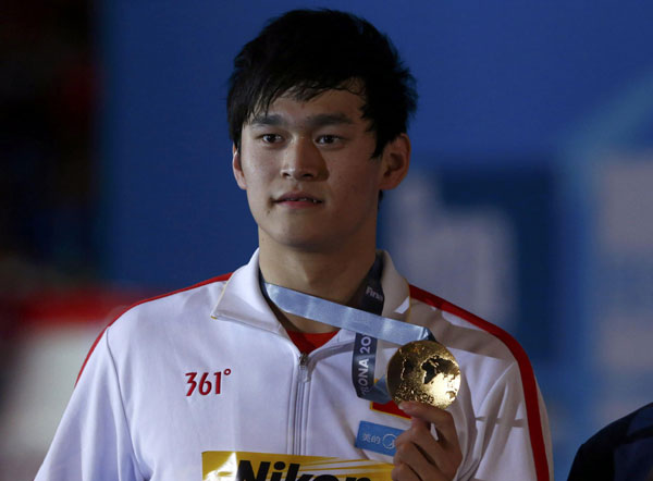 China's Sun Yang poses with his gold medal after winning the men's 400m freestyle final during the World Swimming Championships at the Sant Jordi arena in Barcelona July 28, 2013.  [Photo/Agencies]