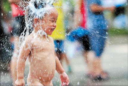 A boy cools himself in a fountain in Hangzhou yesterday. Including yesterday, the capital of neighboring Zhejiang Province has now seen temperatures above 40 degrees Celsius for five consecutive days. In Shanghai, beating the 23 high-temperature days recorded in July 1934 is just two more days away and this July could become the hottest month since 1873. What's worse, the hot weather is set to continue into August with temperatures possibly reaching 40 degrees. The good news is that there may be some relief after August 7, which is liqiu, meaning autumn begins, in the Chinese lunar calendar.