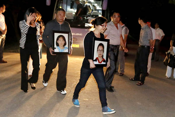 Relatives of three Chinese teenagers who died after a plane crash in San Francisco on July 6 return to their hometown in Jiangshan, Zhejiang province, on Monday. They brought back the three girls' ashes. [PHOTO BY LIAO ZHENGYAN / FOR CHINA DAILY]