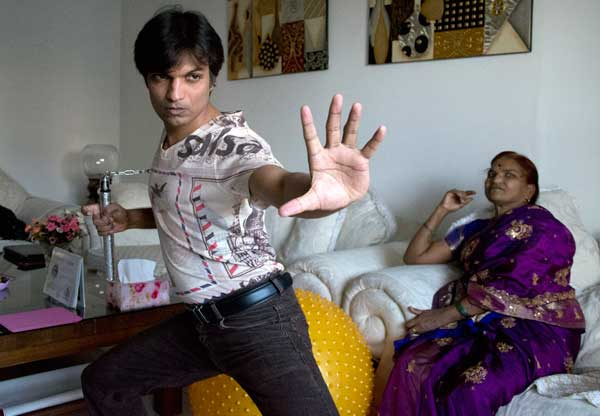Chaudhari Dilip Giridhar shows his kung fu moves at his rented apartment in Beijing. Katherine Rodriguez / for China Daily