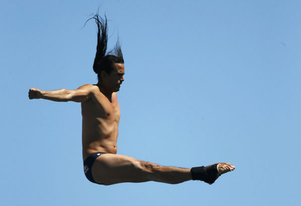 Colombia's Orlando Duque performs a dive in round 1 of the men's 27m high diving during the World Swimming Championships at Moll de la Fusta in Barcelona, July 29, 2013. [Photo/Agencies]