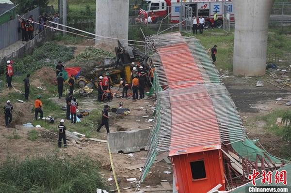 Rescuers search for survivors after a bridge collapse in Seoul, Tuesday, July 30, 2013. (Photo: IC)