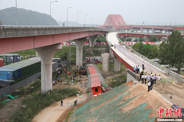 A stretch of the Banghwa Bridge collapses in Seoul, on Tuesday, July 30, 2013. (Photo: IC)