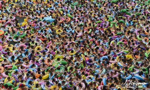 Thousands crowd into a swimming resort known as the Dead Sea of China on July 28 to escape the heat wave scorching Daying county, Sichuan Province. Photo: people.com.cn