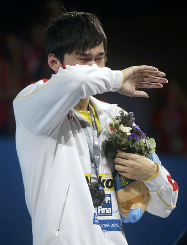China's Sun Yang reacts after receiving his gold medal at the men's 800m freestyle victory ceremony during the World Swimming Championships at the Sant Jordi arena in Barcelona, July 31, 2013. [Photo/Agencies]