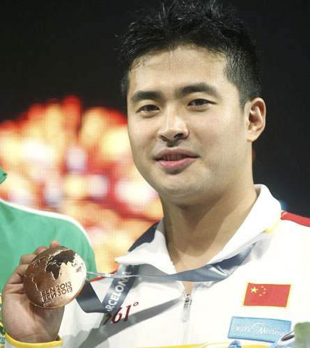 China's Wu Peng poses with his bronze medal at the men's 200m butterfly victory ceremony during the World Swimming Championships at the Sant Jordi arena in Barcelona, July 31, 2013. [Photo/Agencies]