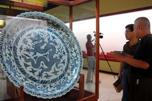 A chinaware is on exhibition at Jibaozhai Museum in Jizhou, Hebei province. The museum closed down last month because it was not legally approved by the supervision department. [Wang Min / Xinhua]