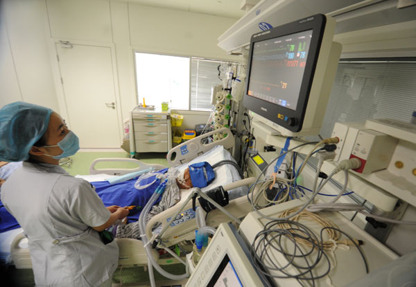 A 59-year-old man surnamed Xia is in critical condition at a hospital in Nanjing, Jiangsu province, on Wednesday after suffering heat stroke. Nanjing is one of many cities in China that is experiencing sweltering heat and seeing a rising number of patients with heat stroke. Qin Huai / for China Daily