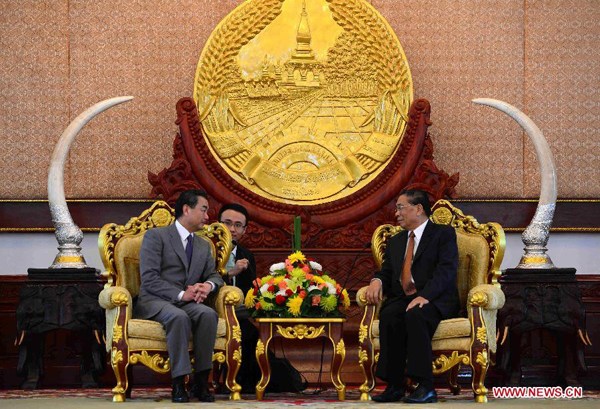 President of Laos Choummaly Sayasone (R) meets with visiting Chinese Foreign Minister Wang Yi in Vientiane, capital of Laos, on Aug. 3, 2013. (Xinhua/Liu Ailun) 