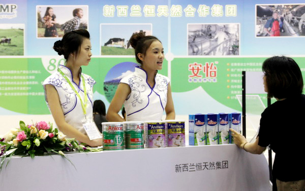 Fonterra Cooperative Group Ltd promotes its milk powder products at a dairy expo in Beijing. The New Zealand dairy giant said its products are safe after media reported that trace chemical residues were detected in its products. [Photo/China Daily]