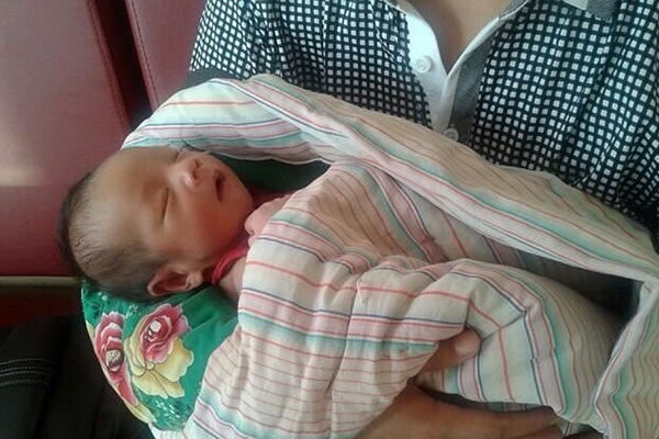 A newborn baby boy allegedly kidnapped and sold by an obstetrician was found by police in Anyang, Henan province, on Sunday. Police are investigating whether the doctor was behind any other kidnappings.Provided to China Daily