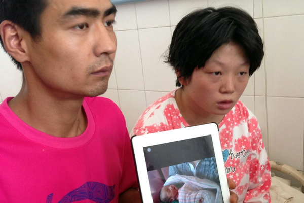 Lai Guofeng and his wife are waiting to reunite with their son. Police say Lai gave up the baby after the obstetrician claimed it had serious congenital diseases.Provided to China Daily