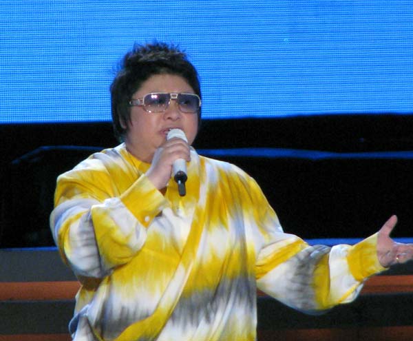 Han Hong during a performance in Tongzi county, Guizhou province in this June 27, 2010 file photo. [Photo by Zhang Shaoming/Asianewsphoto]