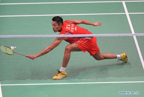 Lin Dan of China returns a shot during the men's singles 1st round match against Sattawat Pongnairat of the United States at the 2013 BWF World Championships on Aug. 5, 2013. Lin won 2-0. (Xinhua/Mao Siqian) 