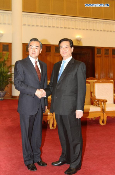 Vietnamese Prime Minister Nguyen Tan Dung (R) shakes hands with visiting Chinese Foreign Minister Wang Yi during their meeting in Hanoi, Vietnam, Aug. 5, 2013. (Xinhua/Ho Nhu Y)