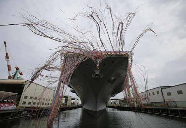 Japan Maritime Self-Defense Force's helicopter destroyer DDH183 Izumo, the largest surface combatants of the Japanese navy, is seen during its launching ceremony in Yokohama, south of Tokyo August 6, 2013. [Photo/Agencies] 