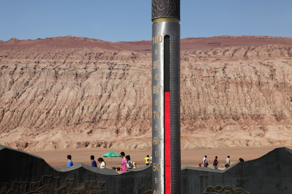 A thermometer, based on the golden cudgel from Journey to the West, a legendary Chinese story, reads 78 C on the Turpan Flaming Mountains in the Xinjiang Uygur autonomous region. Liu Jian / for China Daily