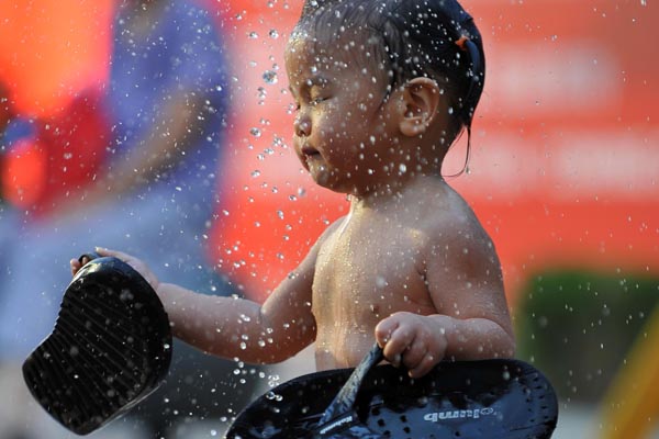 A fountain provides respite for a child in Sanlitun. Chen Yehua / for China Daily