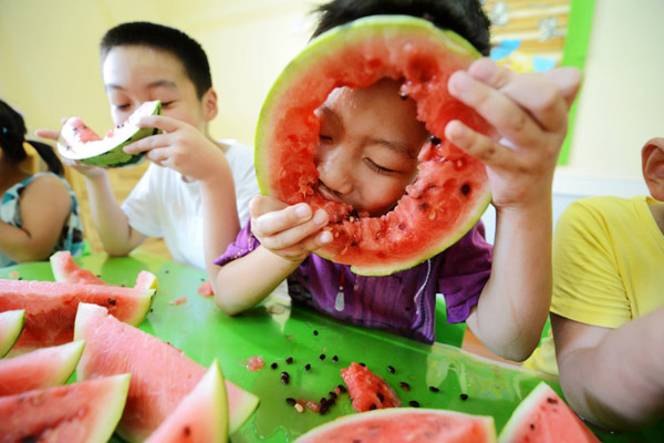 Children compete to eat watermelons to welcome autumn, which began on Wednesday this year by the Chinese lunar calendar.Meng Delong / for China Daily