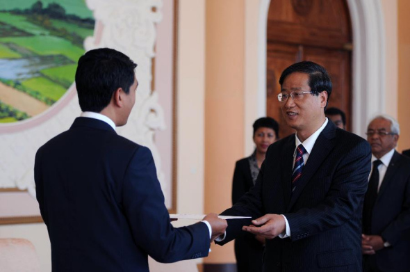 The new Chinese Ambassador to Madagascar Yang Min (R) presents his credential letters to the country's president of transition Andry Rajoelina in Antananarivo, Madagascar, on Aug.14,2013. (Xinhua/He Xianfeng) 