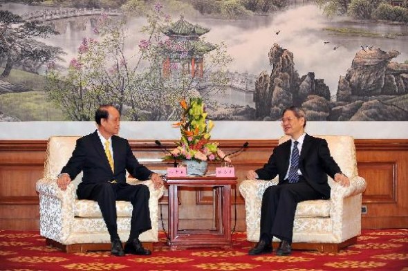 ng Zhijun(R), director of the Taiwan Work Office of the Communist Party of China Central Committee and director of the Taiwan Affairs Office of the State Council, meets with Lin Join-sane, chairman of the Taiwan-based Straits Exchange Foundation, who led a media delegation, in Beijing, capital of China, Aug. 14, 2013. (Xinhua/Chen Yehua) 