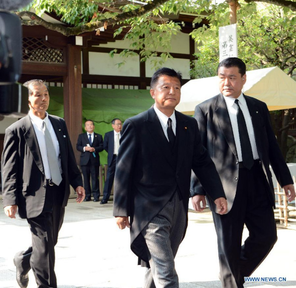 Japanese Internal Affairs Minister Yoshitaka Shindo (C) arrives at the war-linked controversial Yasukuni Shrine for worship, in Tokyo, on Aug. 15, 2013. Visits to the shrine by Japanese ministers and lawmakers have sparked strong opposition from China and South Korea, both of which had suffered from Japan's aggression. (Xinhua/Ma Ping) 