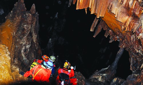 Beijing Caving Association members delve into Tangren Cave in Fangshan district, which is filled with interesting mineral deposits.Photos: Courtesy of Beijing Caving Association