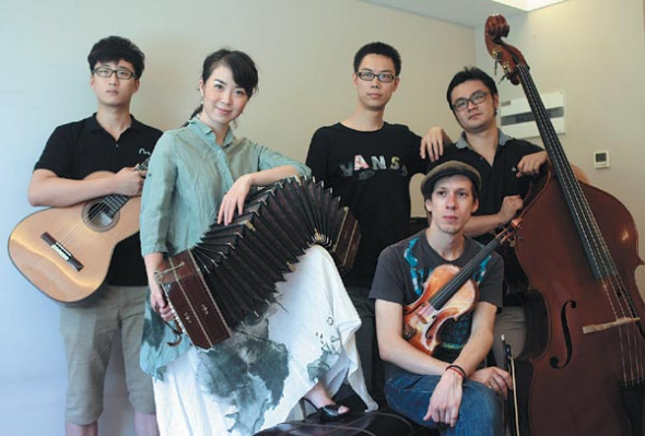 Tango Libertad band features Liu Shanshan, Spanish violinist Daniel Hurtado and three Chinese musicians: guitarist Zhang Wei, pianist Hui Dui and double-bass player Hu Jun. Zou Hong / China Daily
