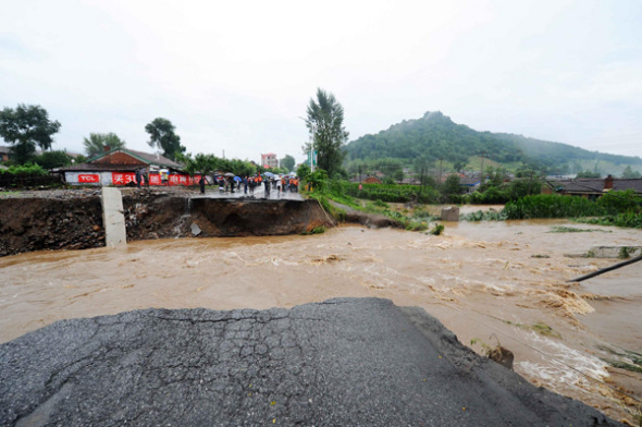 A flooded road is seen after rainstorm hit Hongshi township in Huadian, Jilin province, Aug 16, 2013. The death toll has risen to 25 following rain-triggered floods in Northeast China. [Photo/Xinhua]