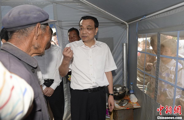 Chinese Premier Li Keqiang inspects a temporary tent at Yongguang village, Minxian county in Northwest China's Gansu province, Aug 17. [Photo/Chinanews.com]