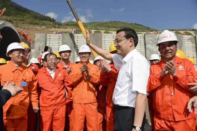 Premier Li Keqiang, second right, visits the Muzhailing tunnel construction site on the Lanzhou-Chongqing Railway in Dingxi, Northwest China's Gansu province, on Aug 18, 2013. [Photo provided to chinadaily.com.cn]