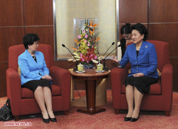 Chinese Vice Premier Liu Yandong (R) meets with World Health Organization (WHO) chief Margaret Chan Fung Fu-chun, in Beijing, capital of China, Aug. 18, 2013. (Xinhua/Rao Aimin)