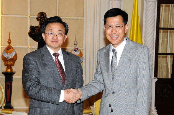 Chinese Vice Foreign Minister Liu Zhenmin (L) meets with Thai Deputy Prime Minister and Education Minister Phongthep Thepkanjana at the Government House in Bangkok, Thailand, Aug. 19, 2013. (Xinhua/Rachen Sageamsak)