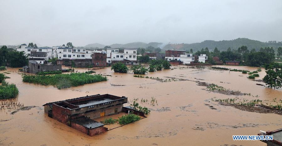 Photo taken on Aug. 19, 2013 shows the flooded Caichang Village in Xiangzhou County of Laibin City, south China's Guangxi Zhuang Autonomous Region. Eleven townships in Xiangzhou County were hit by rain-triggered floods on Monday, leaving more than 2,500 people stranded. (Xinhua/Liao Caixing)