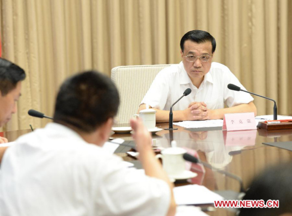 Chinese Premier Li Keqiang (R) presides over a video conference on anti-flood mission in Beijing, capital of China, Aug. 20, 2013. (Xinhua/Ma Zhancheng) 