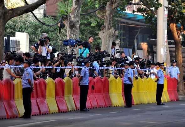 Journalists gather outside the Jinan Intermediate People's Court, in Jinan, east China's Shandong Province, Aug. 22, 2013. Bo Xilai standed open trial at the Jinan Intermediate People's Court at 8:30 a.m. on Thursday for charges of bribery, graft and abuse of power. (Xinhua/Xu Suhui)