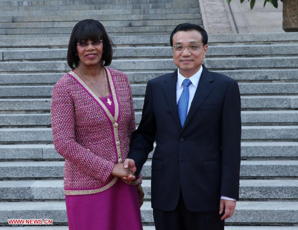 Chinese Premier Li Keqiang (R) shakes hands with Jamaican Prime Minister Portia Simpson Miller during a welcoming ceremony for Simpson Miller prior to their talks in Beijing, capital of China, Aug. 21, 2013. (Xinhua/Pang Xinglei)