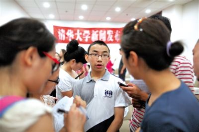 Fan Shukai receives interviews with journalists. (Beijing News/Pu Feng)