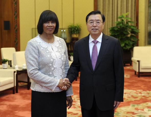 Zhang Dejiang (R), chairman of the Standing Committee of China's National People's Congress (NPC), shakes hands with Jamaican Prime Minister Portia Simpson Miller at the Great Hall of the People in Beijing, capital of China, Aug. 22, 2013. (Xinhua/Zhang Duo)