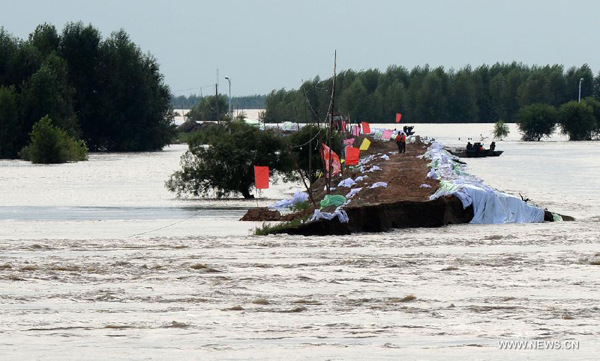 Photo taken on Aug. 23, 2013 shows a breach of an embankment on the Heilong River at Bacha Township in Tongjiang, northeast China's Heilongjiang Province. Several villages at Bacha Township was flooded due to an over 200-meter-wide breach of an embankment on the Heilong River. The Heilong River has swelled over the past week, with some sections seeing the worst floods in history. Some 1,340 locations on 29 stretches of embankments along the river have been reported problems. (Xinhua/Wang Kai)