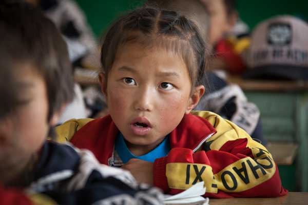 A girl attends a Tibetan language lesson at a primary school in Chamdo county, the Tibet autonomous region, on July 19. [KUANG LINHUA / CHINA DAILY]