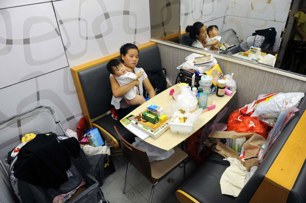 Jiang Danli and her 9-month-old daughter have been staying in a 24-hour KFC store in Beijing's Chaoyang district for nearly two months. Xu Xiaofan / for China Daily