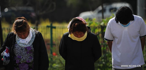 People mourn for flood victims during a memorial service in Qingyuan County, Fushun, northeast China's Liaoning Province, Aug. 24, 2013. The death toll climbed to 76 while 88 remained missing, about a week after the city of Fushun was ravaged by the worst flooding in decades, Fushun mayor Luan Qingwei said at the mourning ceremony. (Xinhua/Yao Jianfeng)