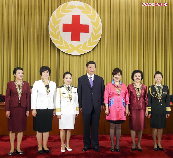 Chinese President Xi Jinping (C) poses for a photo with Chinese recipients of the Florence Nightingale Medal in Beijing, capital of China, Aug. 24, 2013. Xi Jinping presented the medals to the nurses at the awarding ceremony held in the Great Hall of the People in Beijing Saturday. (Xinhua/Yao Dawei)
