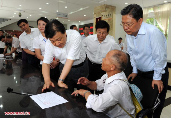Liu Yunshan (front, L), a member of the Standing Committee of the Political Bureau of the Communist Party of China (CPC) Central Committee, visits the service center of Bihai residential community in Guiyang, capital of southwest China's Guizhou Province, Aug. 23, 2013. Liu Yunshan made an inspection tour to Guizhou from Aug. 23 to Aug. 24. (Xinhua/Rao Aimin) 
