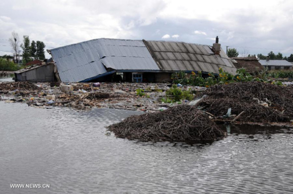  A house is flooded in Suidong Township of Suibin County, northeast China's Heilongjiang Province, Aug. 24, 2013. About 91 villages at Suibin County were flooded due to breach of a dike on a section of the Heilong River. The Heilong River has swelled over the past week, with some sections seeing the worst floods in history. (Xinhua/Xu Yijun)